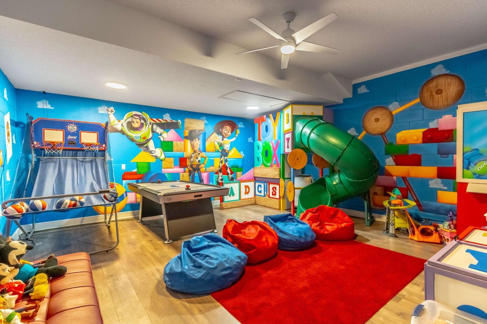 Pool Home With Themed Bedrooms & A Fun Room Davenport Exterior photo